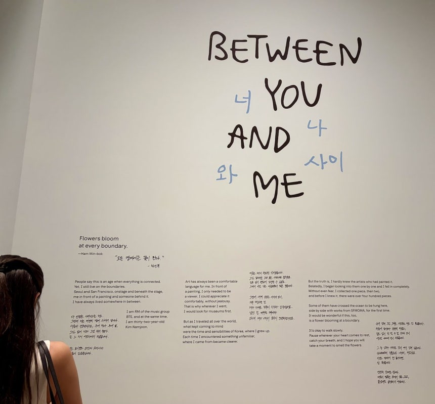 BTS（防弾少年団）のRMが直筆で書いた展示解説を見る来場者。［サンフランシスコ＝聯合ニュース］