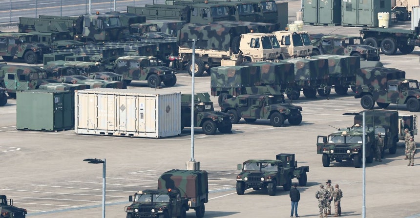 韓米合同演習「フリーダムシールド」実施を控えた9日、京畿道平沢の在韓米軍基地キャンプハンフリーズに軍用車両が駐車されている。［写真 ニュース1］