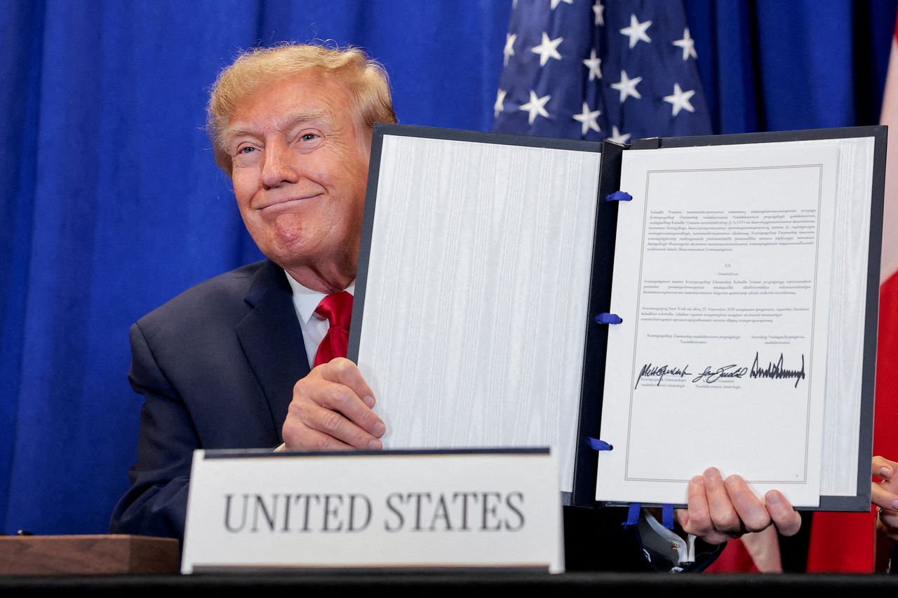   デンマークとグリーンランドとの安全保障協定に署名した後、これを持ち上げて見せるトランプ大統領。［写真 ロイター＝聯合ニュース］