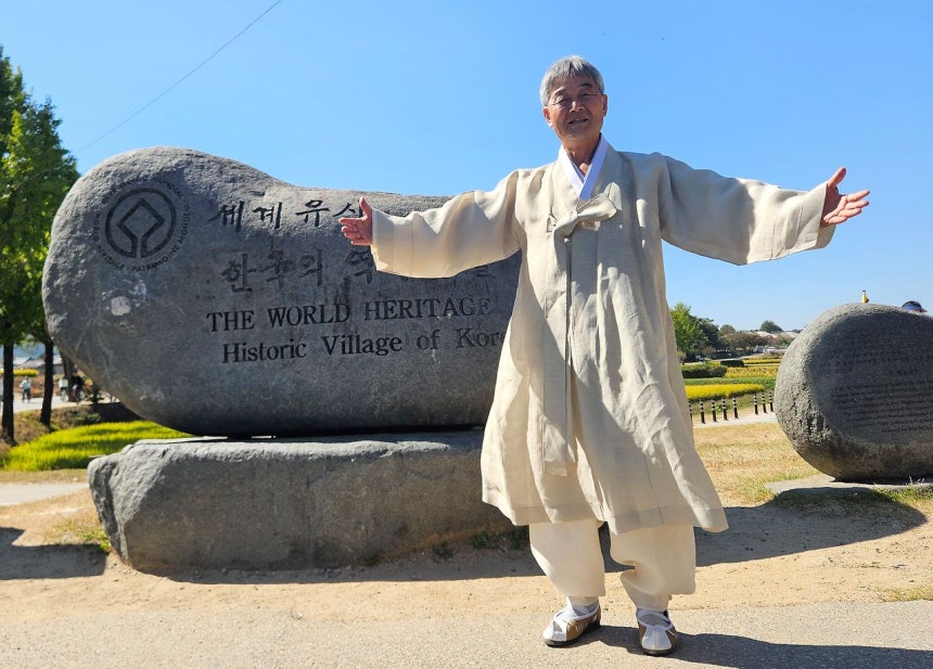 「世界遺産祝典・安東」が9日に開幕した。25日まで安東の世界文化遺産4カ所で50件を超える祝典イベントが開催される。河回村保存会のリュ・ヨルハ理事長が河回村の入り口で歓迎のあいさつをしている。