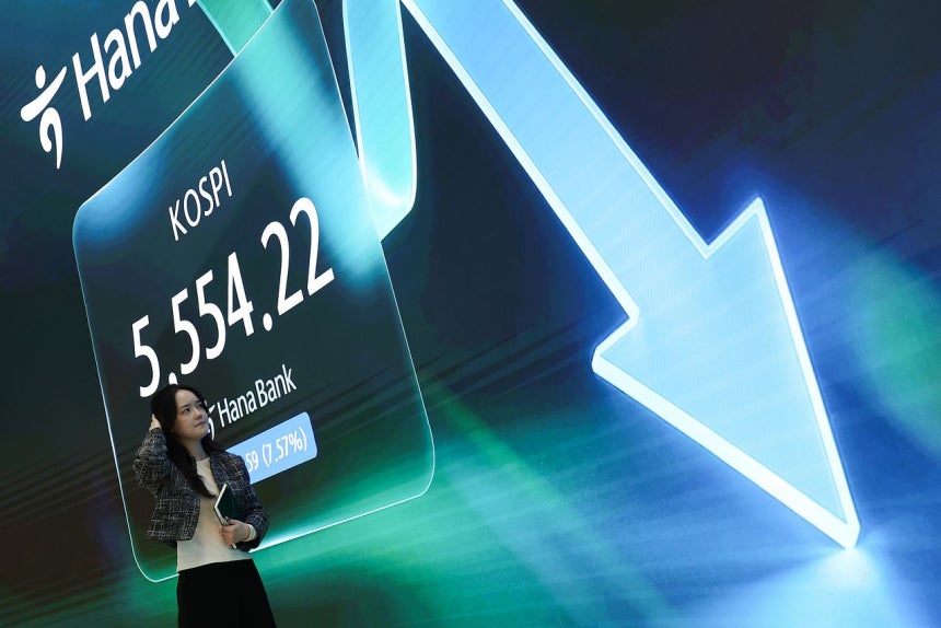 15日、韓国総合株価指数（KOSPI）は454．59ポイント（7．57％）下落し、5554．22で取引を終えた。韓国店頭株式市場（KOSDAQ）指数も760．82まで下落した。同日午後、ソウル市中区（チュング）のハナ銀行本店ディーリングルームに終値が表示されている。ウ・サンジョ記者