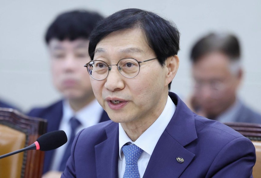 金成柱（キム・ソンジュ）国民年金公団理事長が14日、国会で開かれた保健福祉委員会による国民年金公団への国政監査で、議員の質問に答えている。イム・ヒョンドン記者