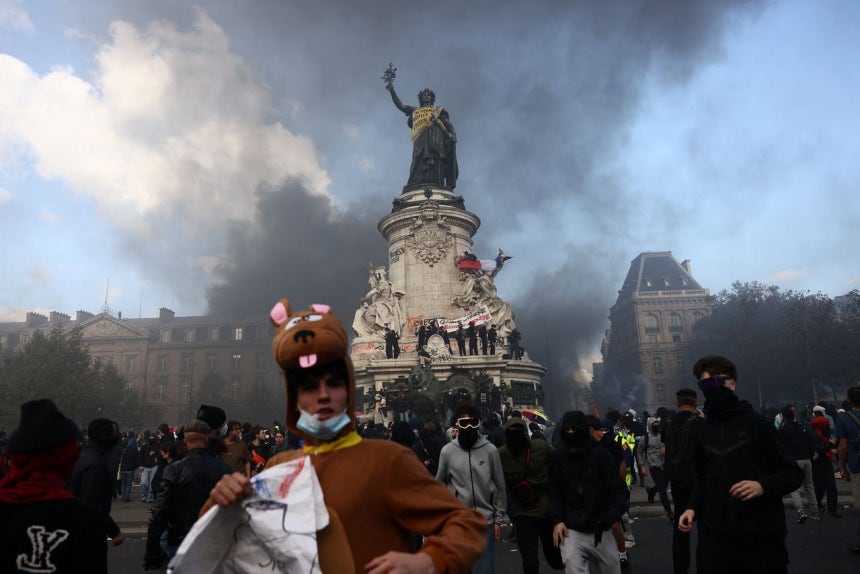 17日（現地時間）、フランス・パリのレピュブリック広場にあるマリアンヌ像に黄色いベストが掛けられている様子。当局は18日午前までに少なくとも1800人が逮捕され、警察官500人以上が負傷したと発表した。［ロイター＝聯合ニュース］
