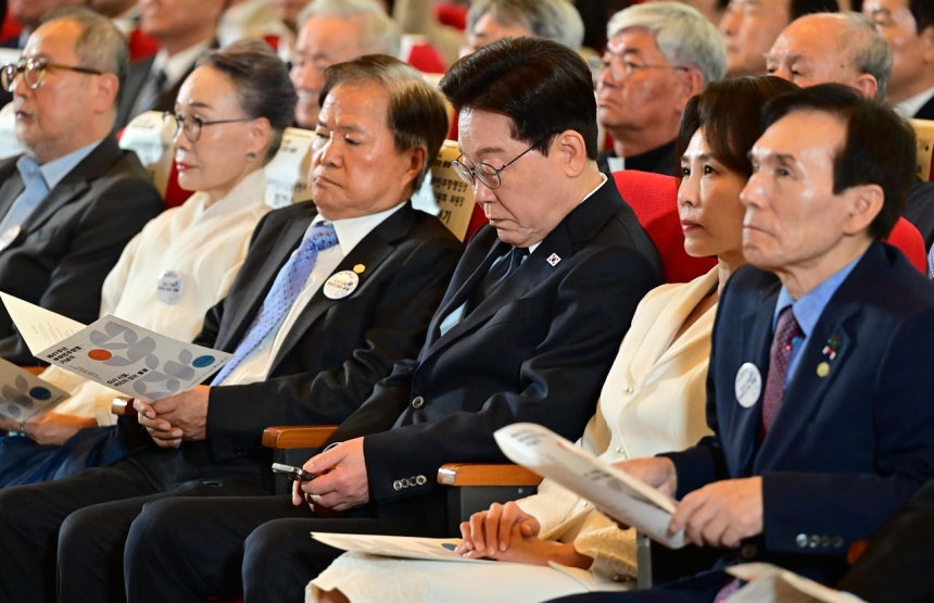 李在明大統領が16日、釜山市庁で開かれた第47周年釜馬民主抗争記念式典で携帯電話を見ている。 ［青瓦台写真記者団］