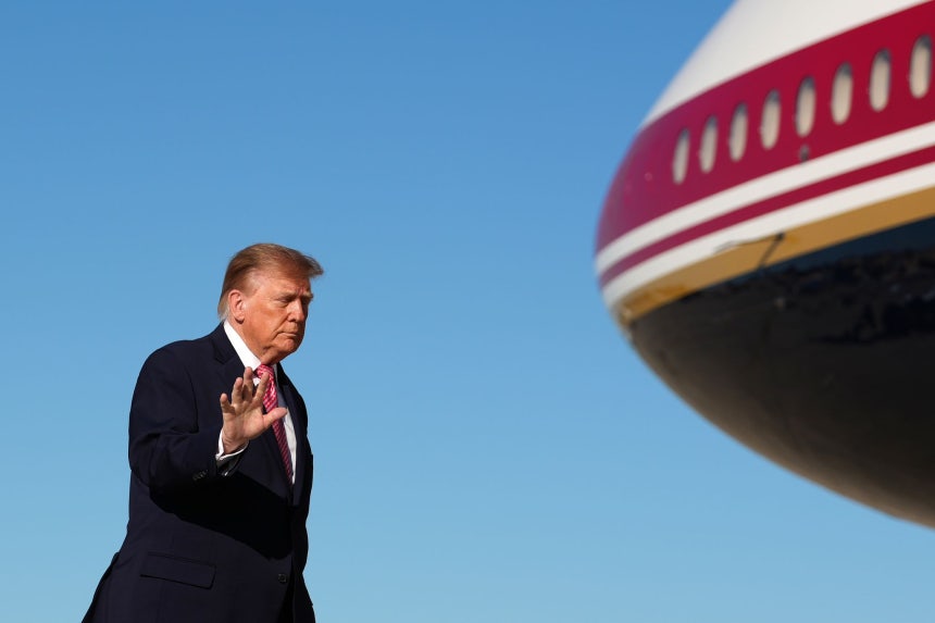 トランプ大統領が19日（現地時間）、米メリーランド州のアンドルーズ統合基地で、大統領専用機エアフォースワンに搭乗するため歩いている。 ［AP＝聯合ニュース］