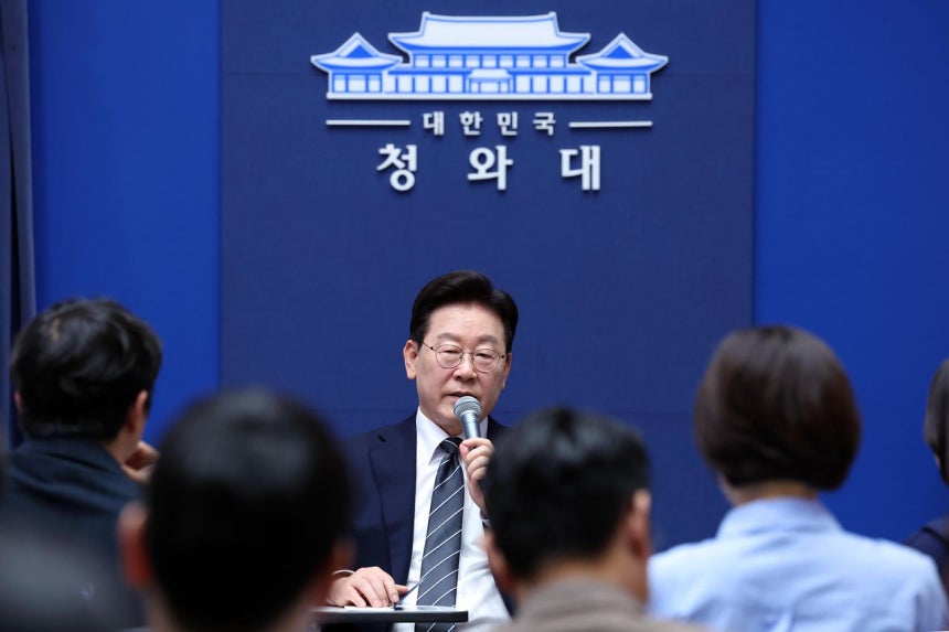 韓国の李在明（イ・ジェミョン）大統領が19日、青瓦台（チョンワデ、大統領府）春秋館で記者らと懇談している。［青瓦台写真記者団］