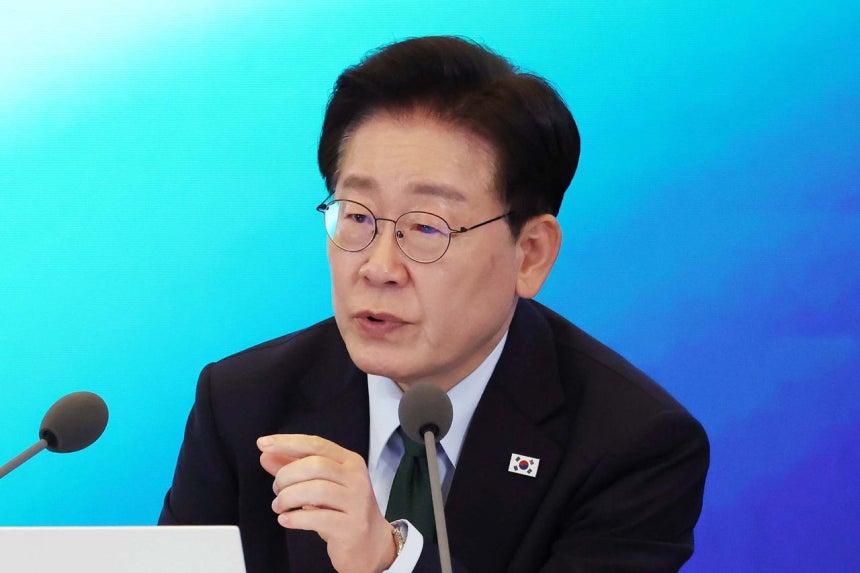 韓国の李在明（イ・ジェミョン）大統領が7日、ソウル市内の会議場で開かれた韓国型グリーン大転換（K－GX）戦略国民報告会で出席者と討論している。青瓦台写真記者団