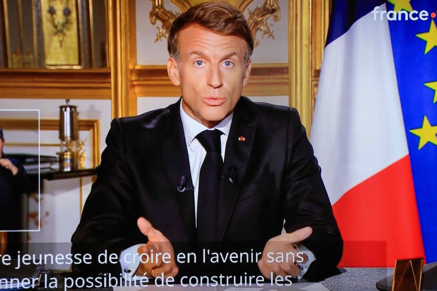 18日（現地時間）、マクロン仏大統領がエリゼ宮で演説する姿がテレビモニターに映し出されている。前日には全国規模のデモがあり、一部の地域では暴動や略奪が発生した。［AFP＝聯合ニュース］