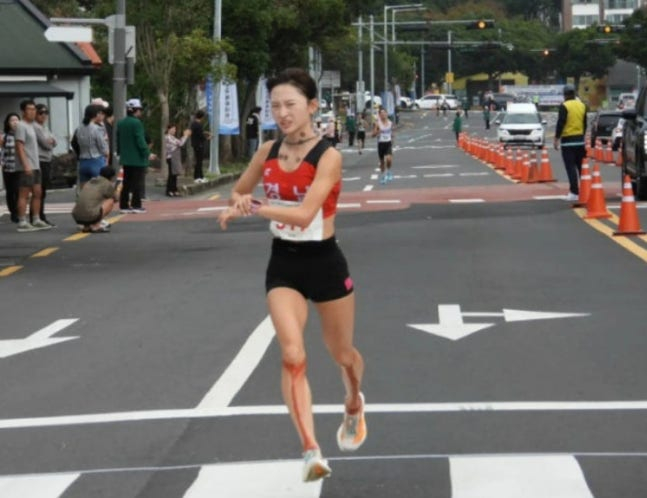   脚に血が付いたままマラソンのゴールラインを通過するパク・ソヨン選手。［SNS キャプチャー］