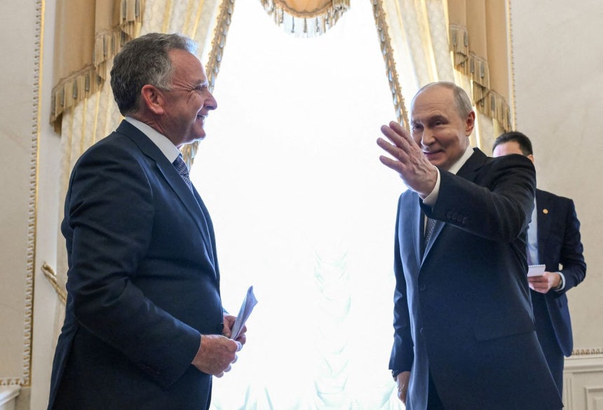 ロシアのプーチン大統領が21日（現地時間）、サンクトペテルブルクのコンスタンチン宮殿でウィトコフ米大統領特使を案内している。［ロイター＝聯合ニュース］