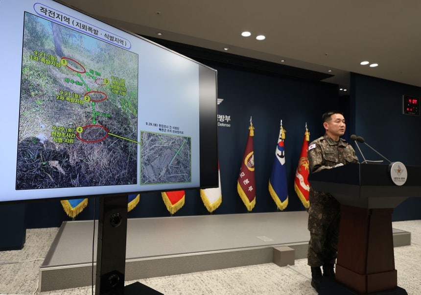 韓国軍のヤン・ジンヒョク合同参謀本部作戦部長が5日に非武装地帯（DMZ）での地雷爆発と関連し合同現場調査団の最終調査結果を説明している。［写真 聯合ニュース］
