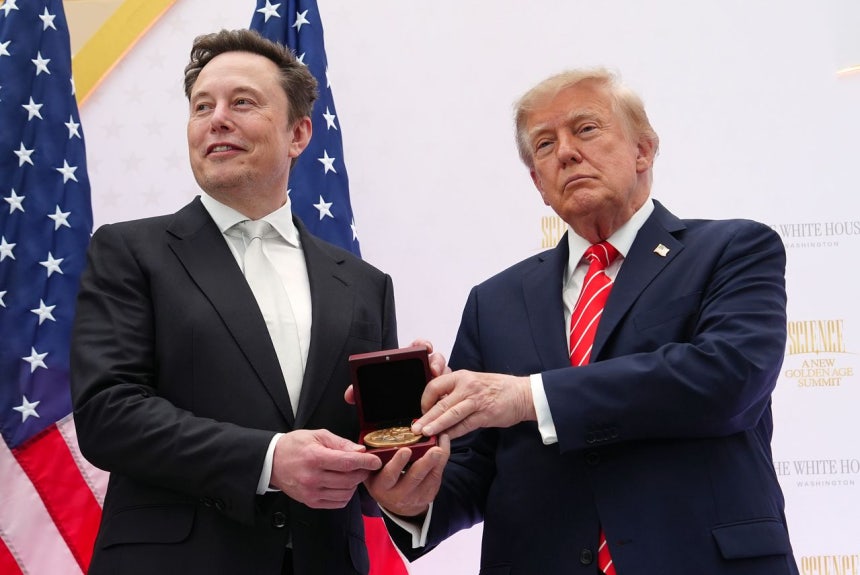 2026年10月8日、ワシントンの米国平和研究所（USIP）で開かれた行事で、トランプ米大統領（右）がイーロン・マスク氏に国家科学勲章を授与している。［AP＝聯合ニュース］