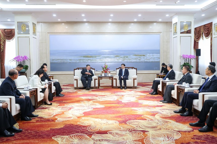 北朝鮮の金正恩国務委員長が24日、中国遼寧省丹東で人民政治協商会議全国委員会の王滬寧主席と会談している。［写真 新華社＝聯合ニュース］
