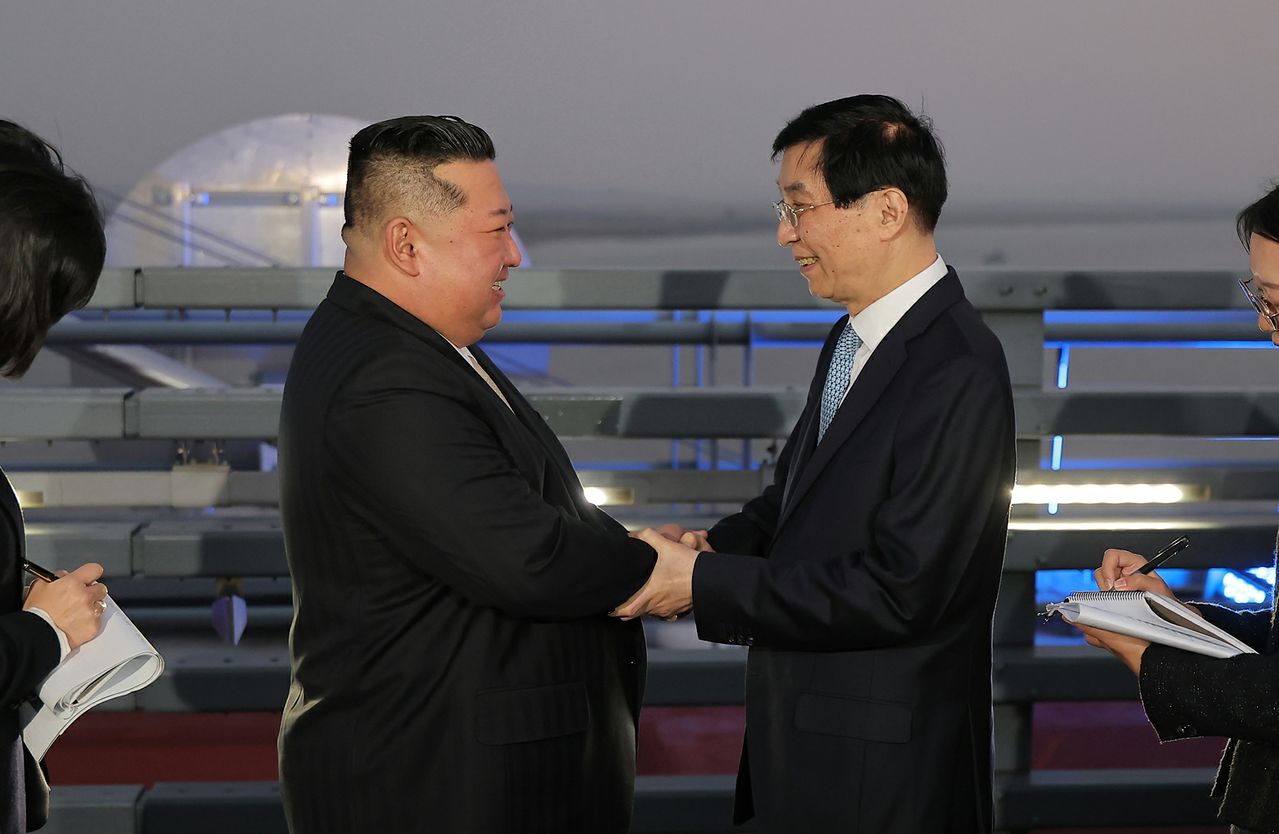 北朝鮮の朝鮮労働党機関紙「労働新聞」は25日、金正恩（キム・ジョンウン）国務委員長が前日の24日、「中国人民志願軍の朝鮮戦線参戦76周年を迎え、中国・丹東を訪問し、『抗米援朝記念館』を訪れた」と報じた。日程を終えた金委員長は、最近開通した新鴨緑江大橋を通って帰国したという。［ニュース1］
