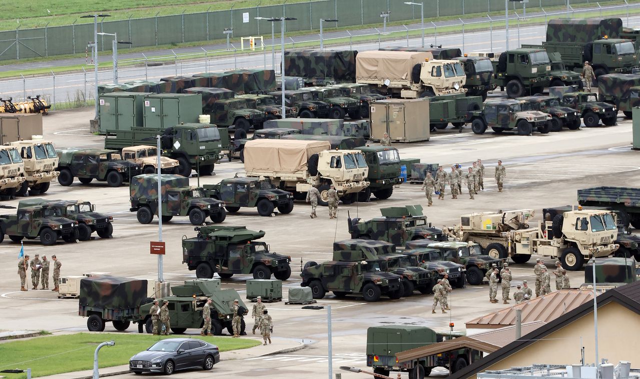 韓米両国が下半期の定例合同軍事演習「乙支フリーダムシールド（Ulchi Freedom Shield・UFS）」を実施した17日、京畿道平沢市彭城邑（キョンギド・ピョンテクシ・ペンソンウプ）の在韓米軍基地キャンプ・ハンフリーズに軍事装備が並べられている。［ニュース1］