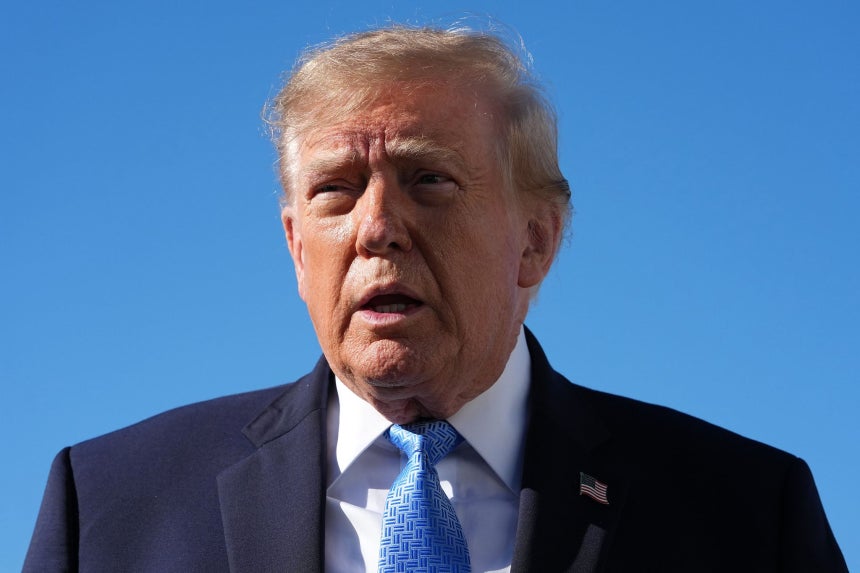 トランプ米大統領が26日にミシシッピ州の選挙遊説先へ向かうためアンドルーズ統合基地で専用機に搭乗する前に記者らと言葉を交わしている。［写真 AP＝聯合ニュース］