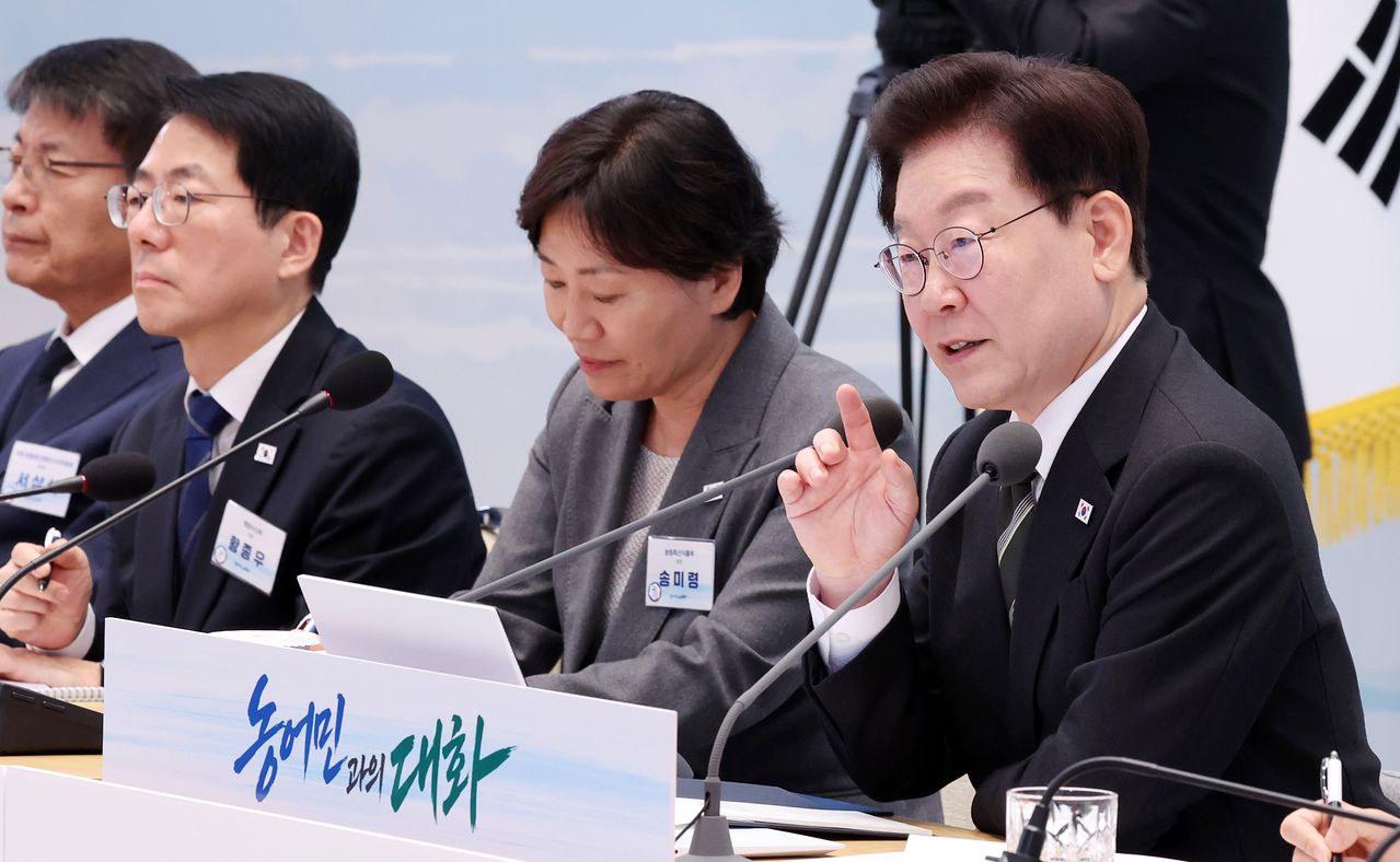 李在明大統領が26日に青瓦台（韓国大統領府）で開かれた「農漁民との対話」に参加し冒頭発言をしている。［写真 青瓦台写真記者団］