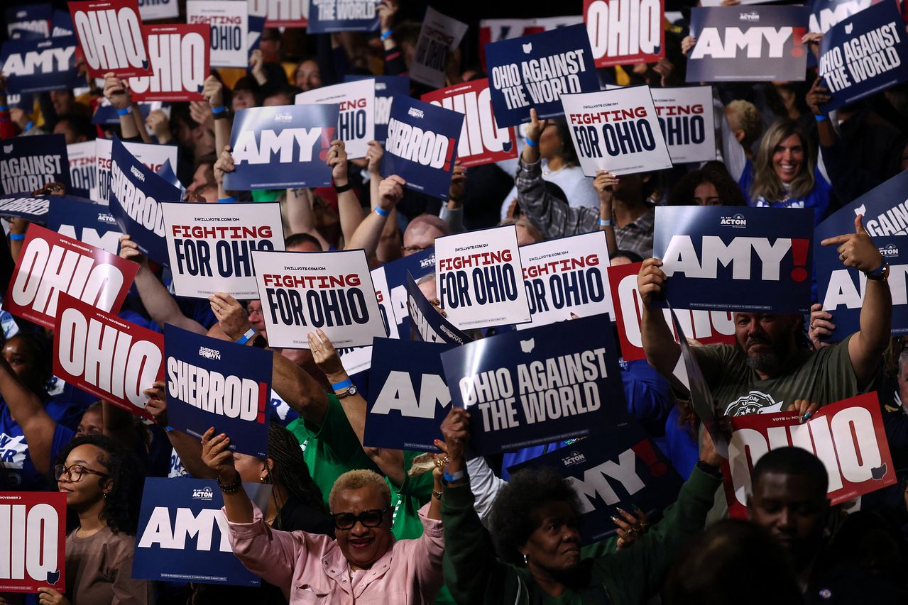  中間選挙遊説でオバマ元大統領に歓声をあげる民主党支持者。［写真 ロイター＝聯合ニュース］