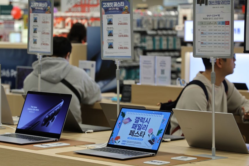 ソウルの大型マートでノートパソコンを販売している。メモリー半導体価格上昇でIT機器の価格も急騰傾向だ。［写真 聯合ニュース］