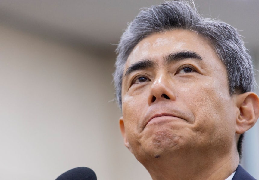 国防部の姜信哲長官が26日に開かれた総合国政監査に出席し議員の質疑に答えながら固い表情を作っている。［写真 聯合ニュース］