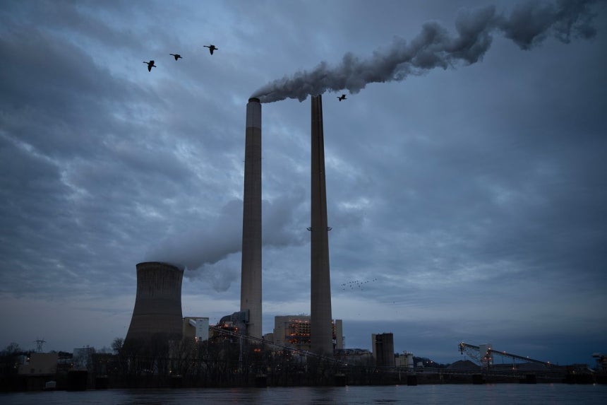 米オハイオ州の石炭火力発電所から煙が立ち上っている。［AP＝聯合ニュース］