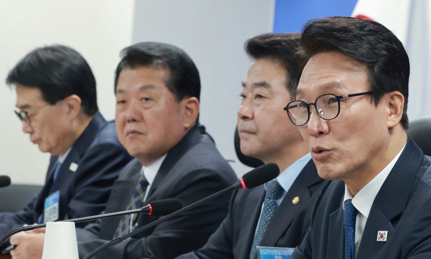 「共に民主党」の金民錫代表が28日に開かれた民主党外交安保統一諮問会議発足式に参加してあいさつ述べた。［写真 聯合ニュース］