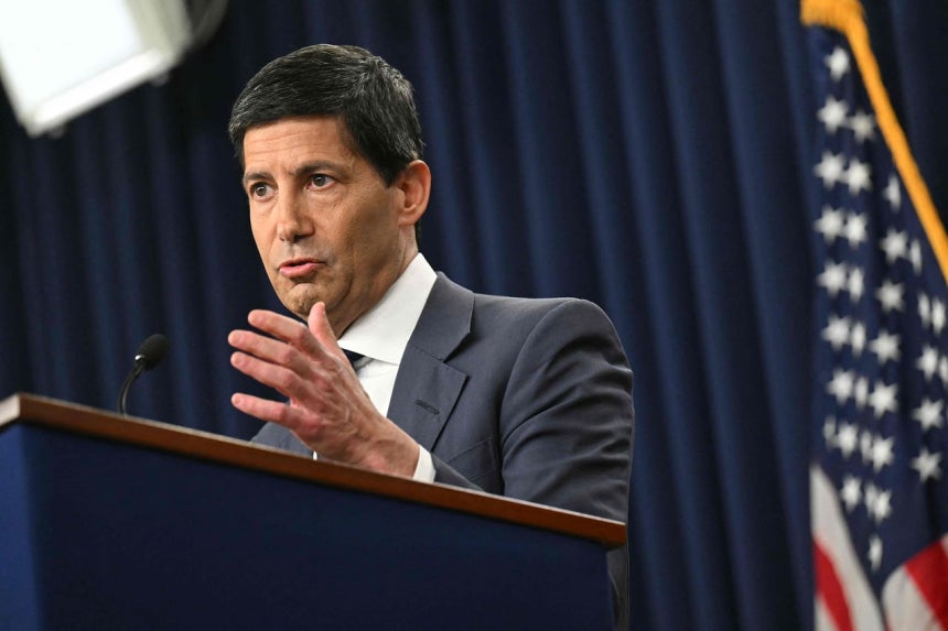 米連邦準備制度理事会（FRB）のウォーシュ議長が28日の連邦公開市場委員会（FOMC）会議後に記者会見をしている。FRBはこの日政策金利を年3．75～4．00％で据え置いた。［写真 AFP＝聯合ニュース］