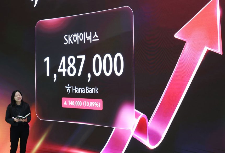 SKハイニックスが60兆ウォン規模の追加株主還元政策を発表した28日、株価は10．9％上がって148万7000ウォンで引けた。ハナ銀行のモニターに表示されたSKハイニックスの株価。［写真 ニュース1］