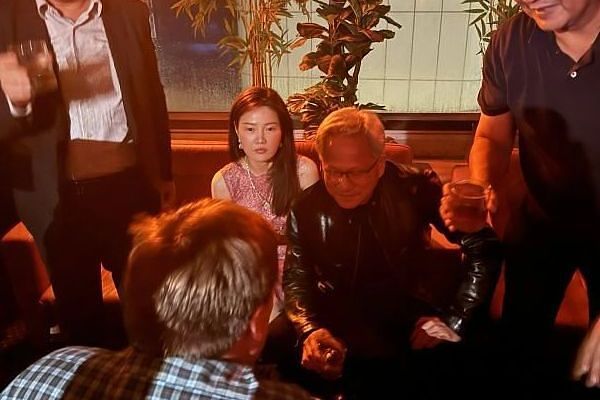  エヌビディアのジェンスン・フアンCEOとメガスピードの幹部アリス・フアン氏。［リンクトイン キャプチャー］