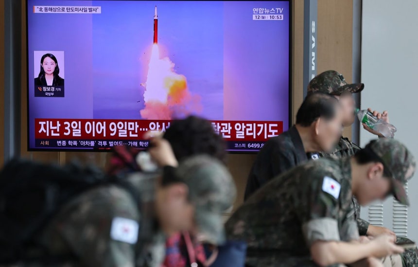 12日、ソウル駅で北朝鮮の弾道ミサイル発射に関するニュースが放送されている ［聯合ニュース］